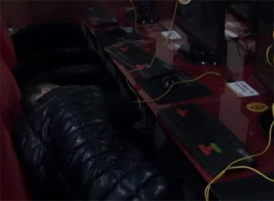 什么样的网吧最舒服？双人床引热议，网友 这配置能呆一个月！